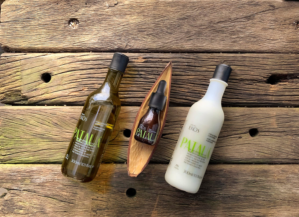 Natura Patauá Strengthening Shampoo Ekos applying on damp hair spreads evenly.