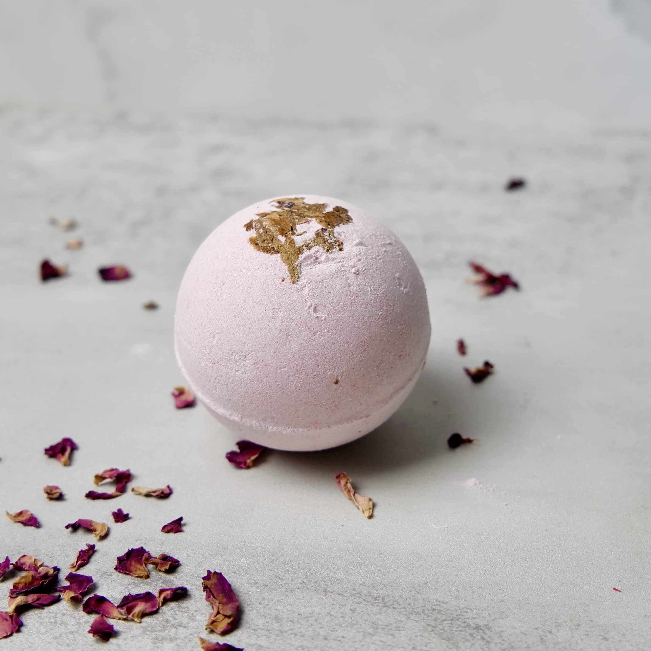 Natural Amor Los Angeles Rose Spa Gift Set rose fragrance enhances bath atmosphere.