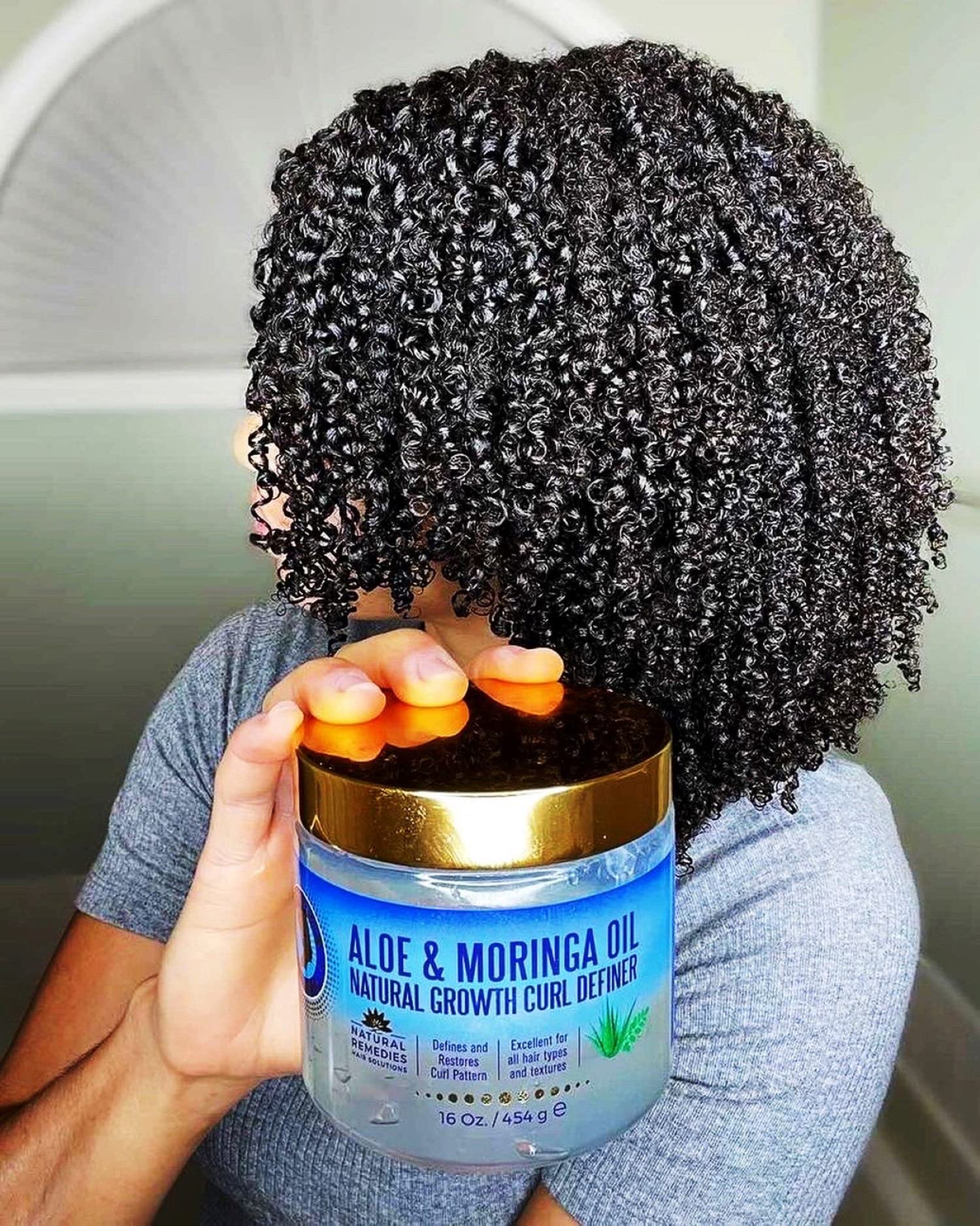 Nefertiti's Secrets shine demonstration on damp hair.