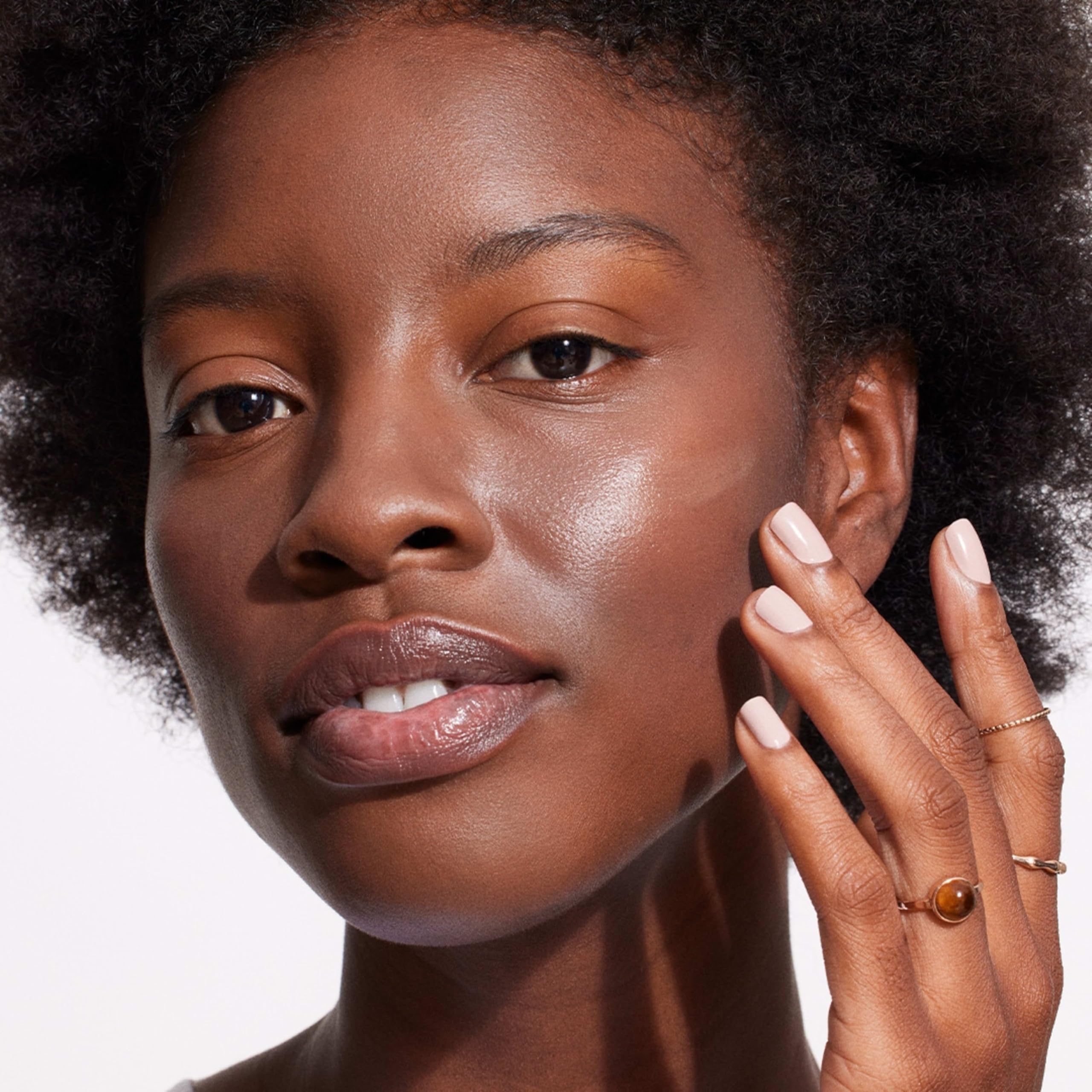 Silky texture glides on for a dewy, radiant complexion.