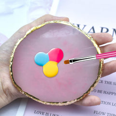 Close-up of Ningrou resin palette surface for smooth color mixing.