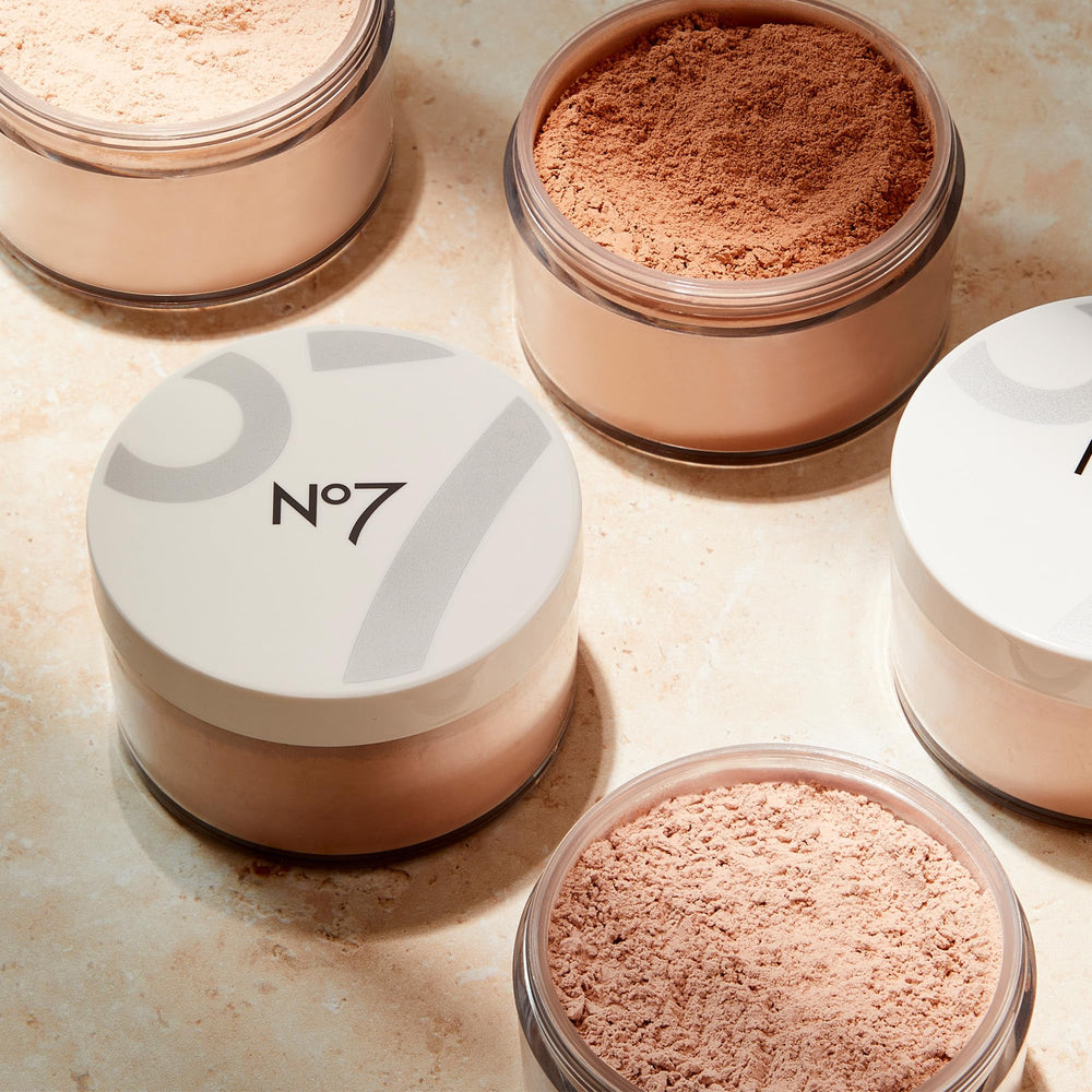 Packaging highlights Pro-Vitamin B5 in No7 Flawless Finish loose powder.