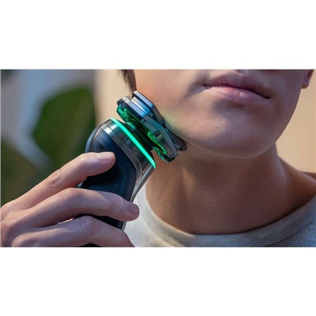 Three-cutters with adjustable combs for versatile contour shaving.