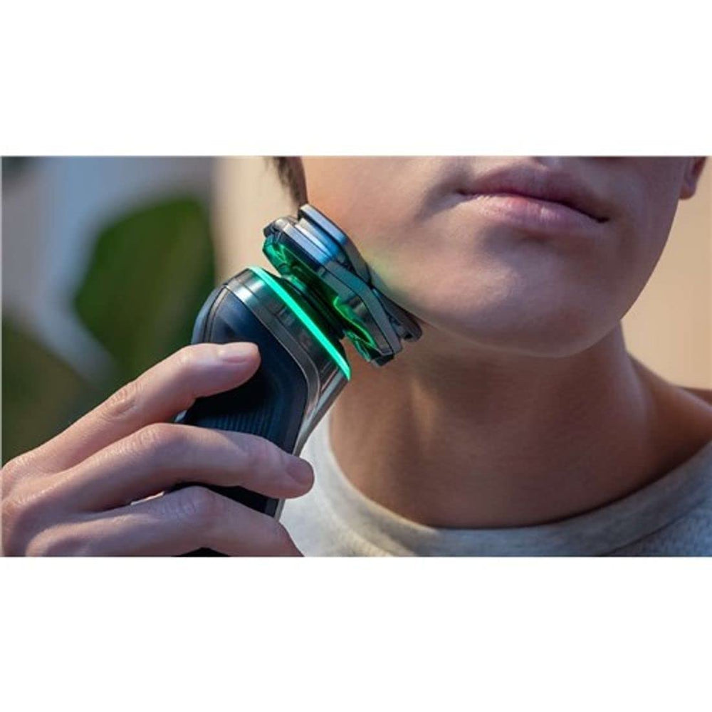 Three-cutters with adjustable combs for versatile contour shaving.