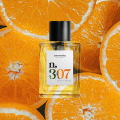 Noteworthy N307 sandalwood warm-tone closeup conveys lasting depth suitable for evenings.