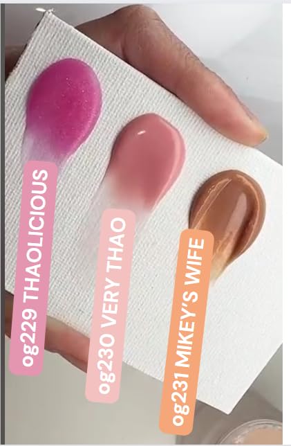 Notpolish dip powder is air-curing; no UV lamp needed during application.