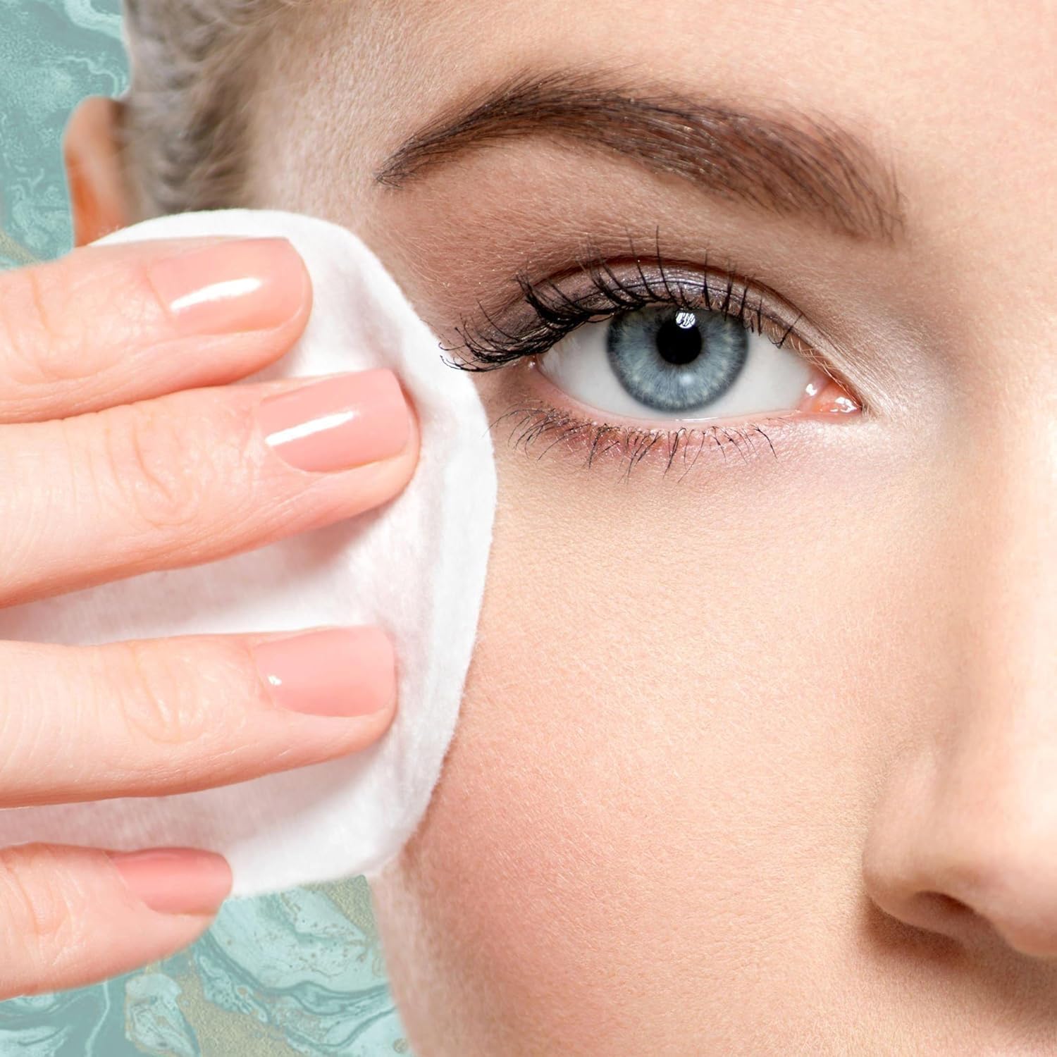 NOVEHA eyelid wipes soft texture for comfortable eye care.