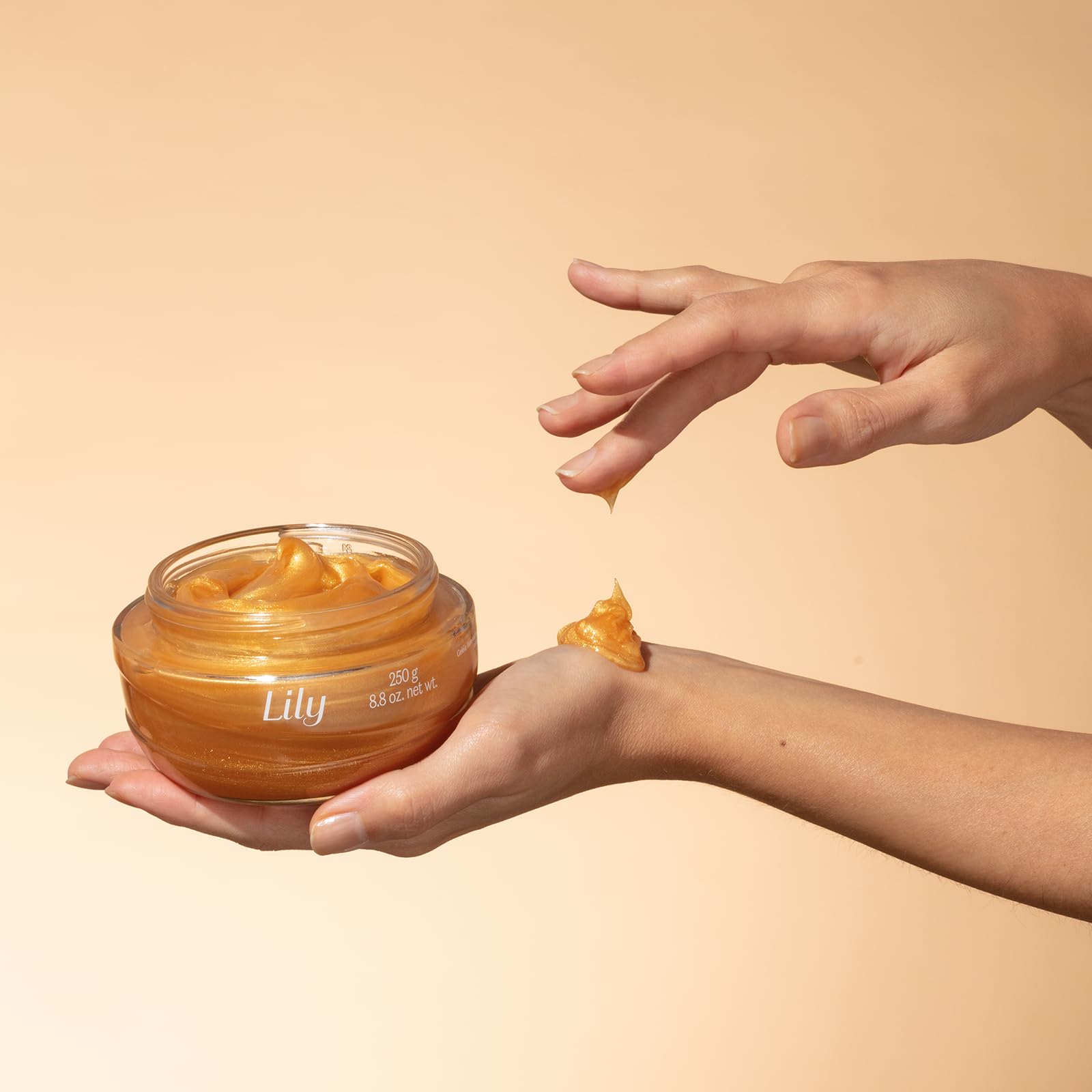 O BOTICÁRIO Lily gold glow formula adds subtle shimmer to skin.