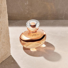 O Boticario Lily Lumiere spray bottle demonstrates easy, targeted application to pulse points