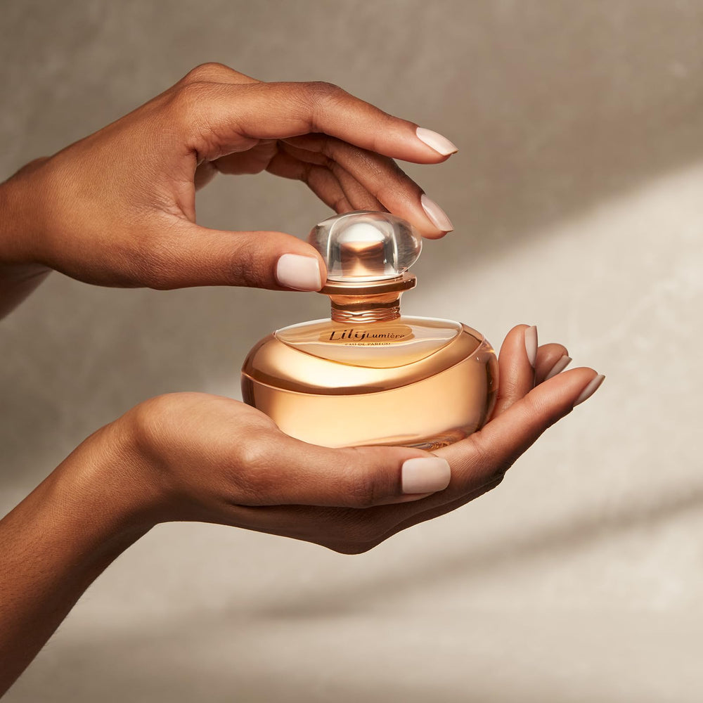O Boticario Lily Lumiere vanilla note closeup emphasizes warm sweetness and softness