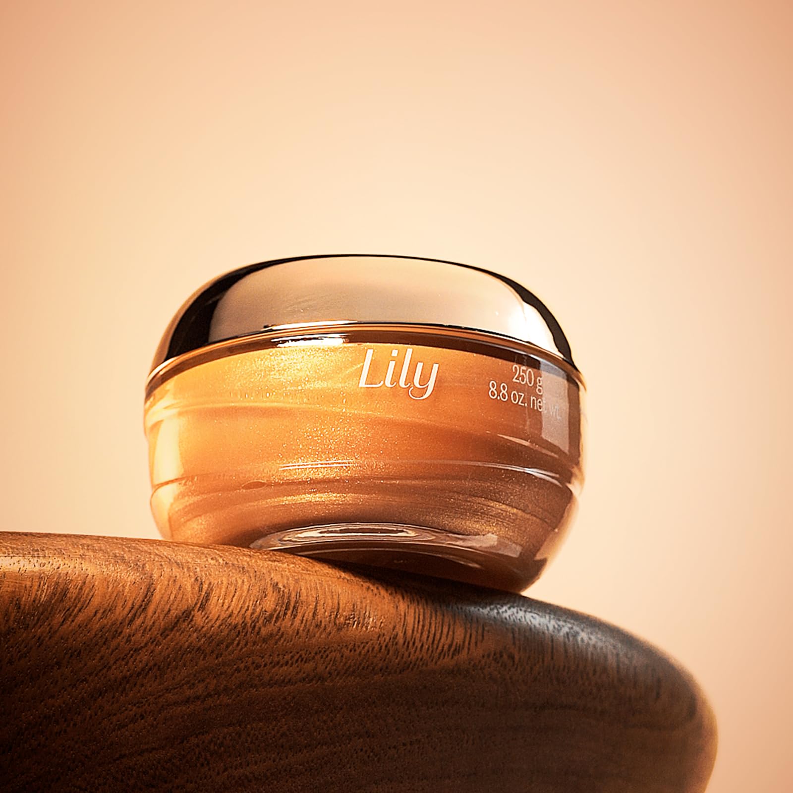 O BOTICÁRIO Lily quick-absorbing shimmer gel leaves satin finish.
