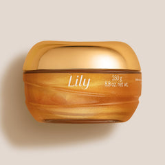 O BOTICÁRIO Lily scented shimmering gel delivers floral-spice aroma for daily allure.