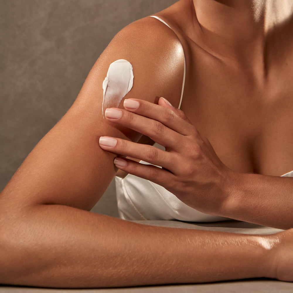 O BOTICARIO Love Lily satin cream applied on arm for long-lasting hydration