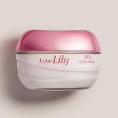 O BOTICARIO Love Lily satin cream being spread on skin for quick absorption