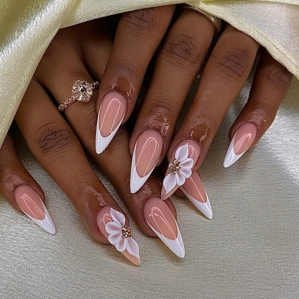 OCOUYVD long stiletto nails worn on hand for dramatic, elegant style