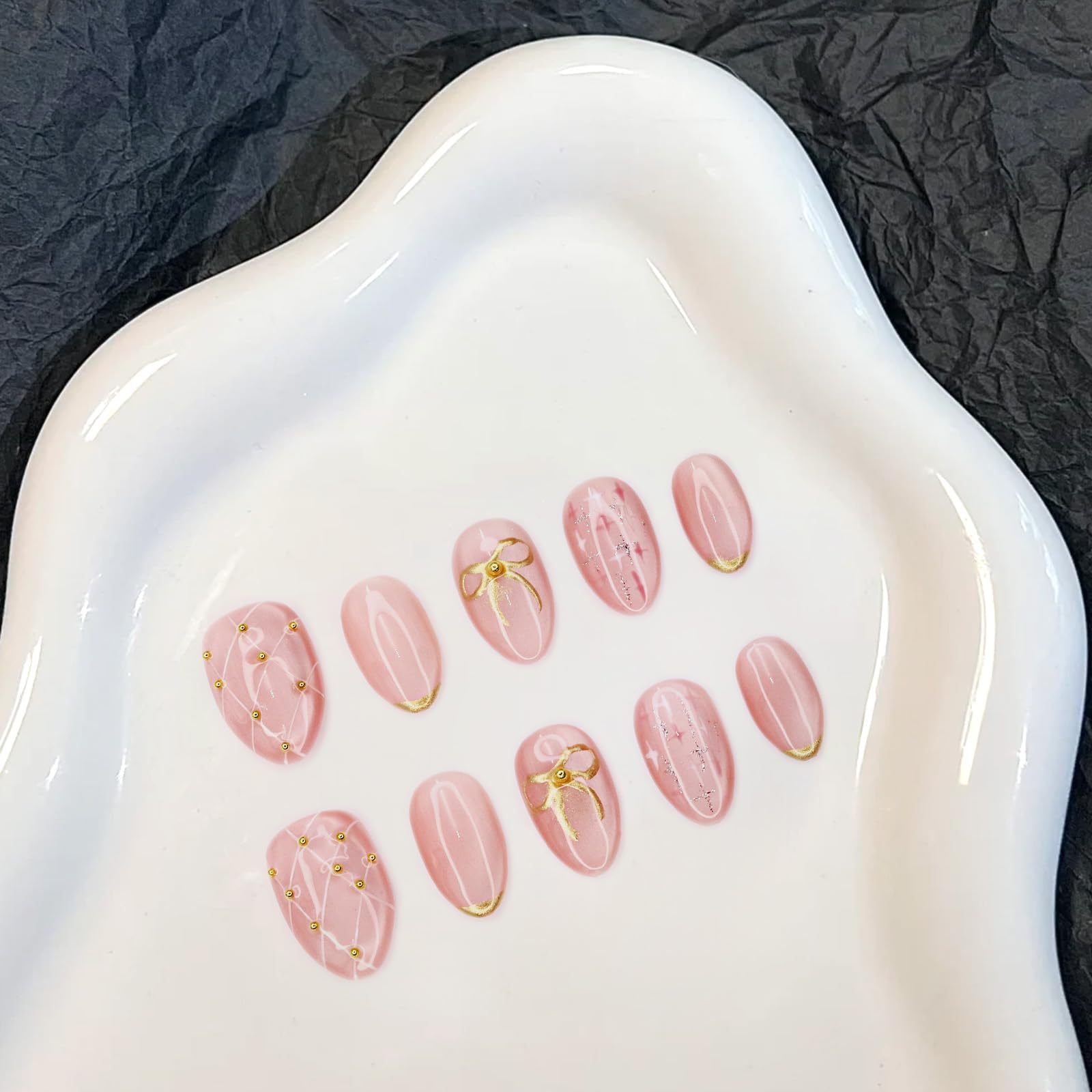 OCOUYVD white hand-drawn lines nails with chic accents.