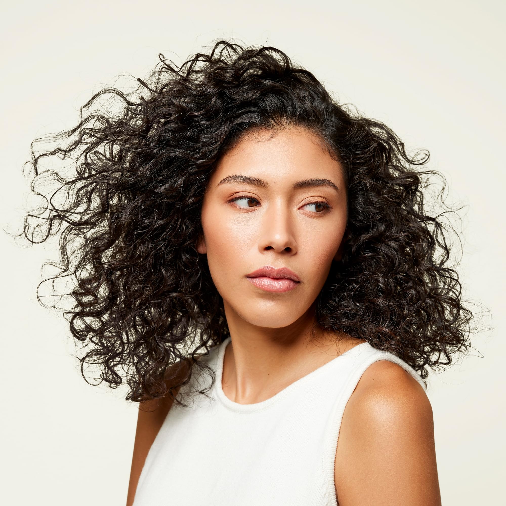 Odele Clarifying Shampoo usage-scene shows easy application for all hair textures.