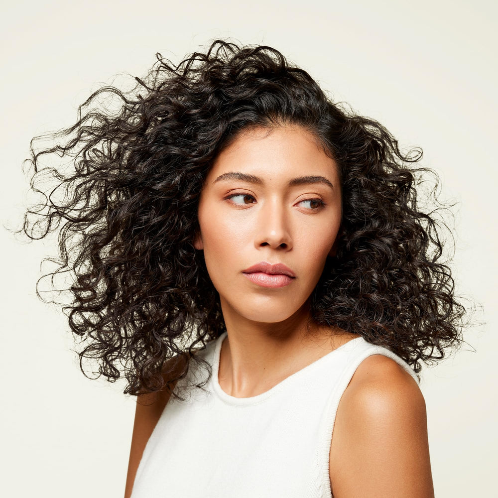 Odele Clarifying Shampoo usage-scene shows easy application for all hair textures.