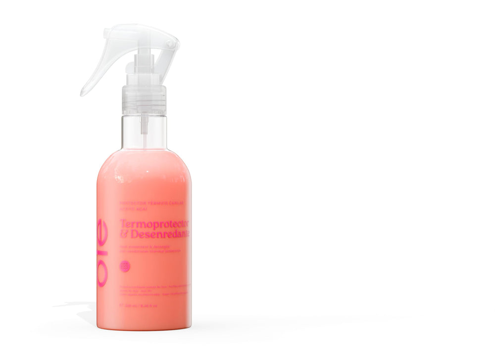 OLÉ Termoprotector Acai Oil on wet hair to detangle and prep for styling.