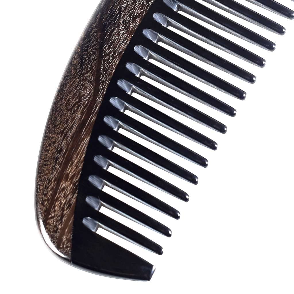 Onedor extended handle allows comfortable grip during longer brushing sessions.