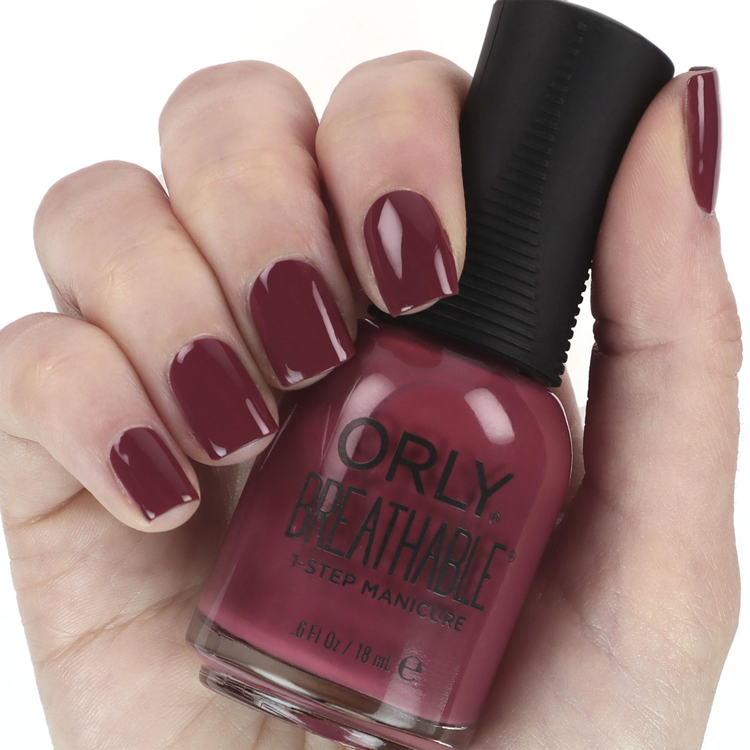 Vernis Orly respirant, texture poudrée, rendu hivernal élégant et discret.