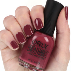 Vernis Orly respirant, texture poudrée, rendu hivernal élégant et discret.