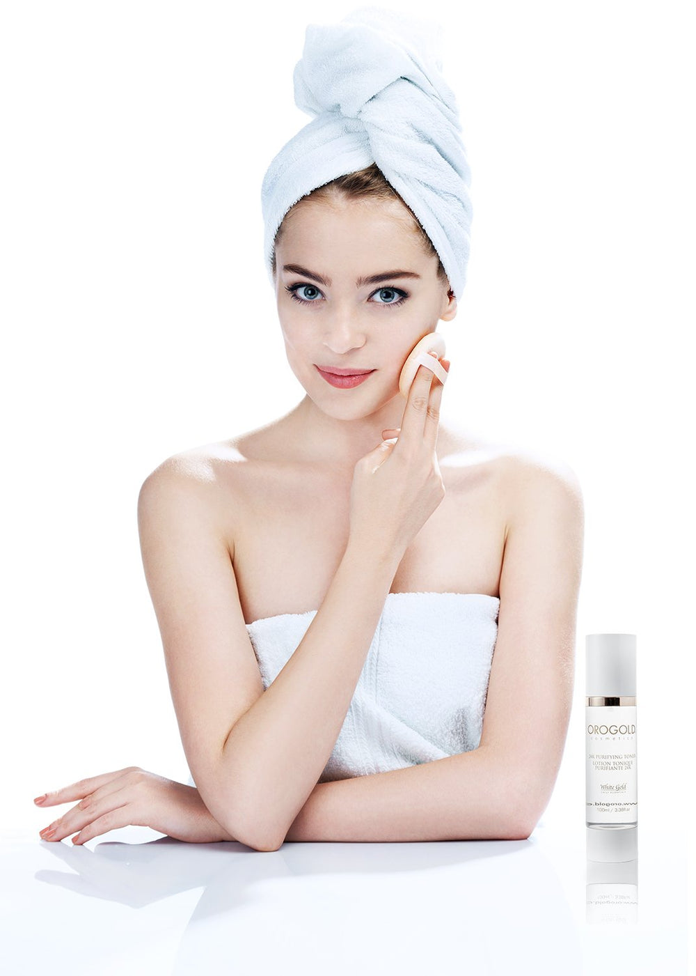 Orogold White Gold 24K Purifying Toner ingredients with cucumber and gold accents for soothing care.