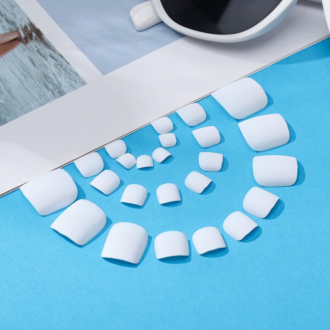 Outyua full-cover toenails in square shape for a polished manicure
