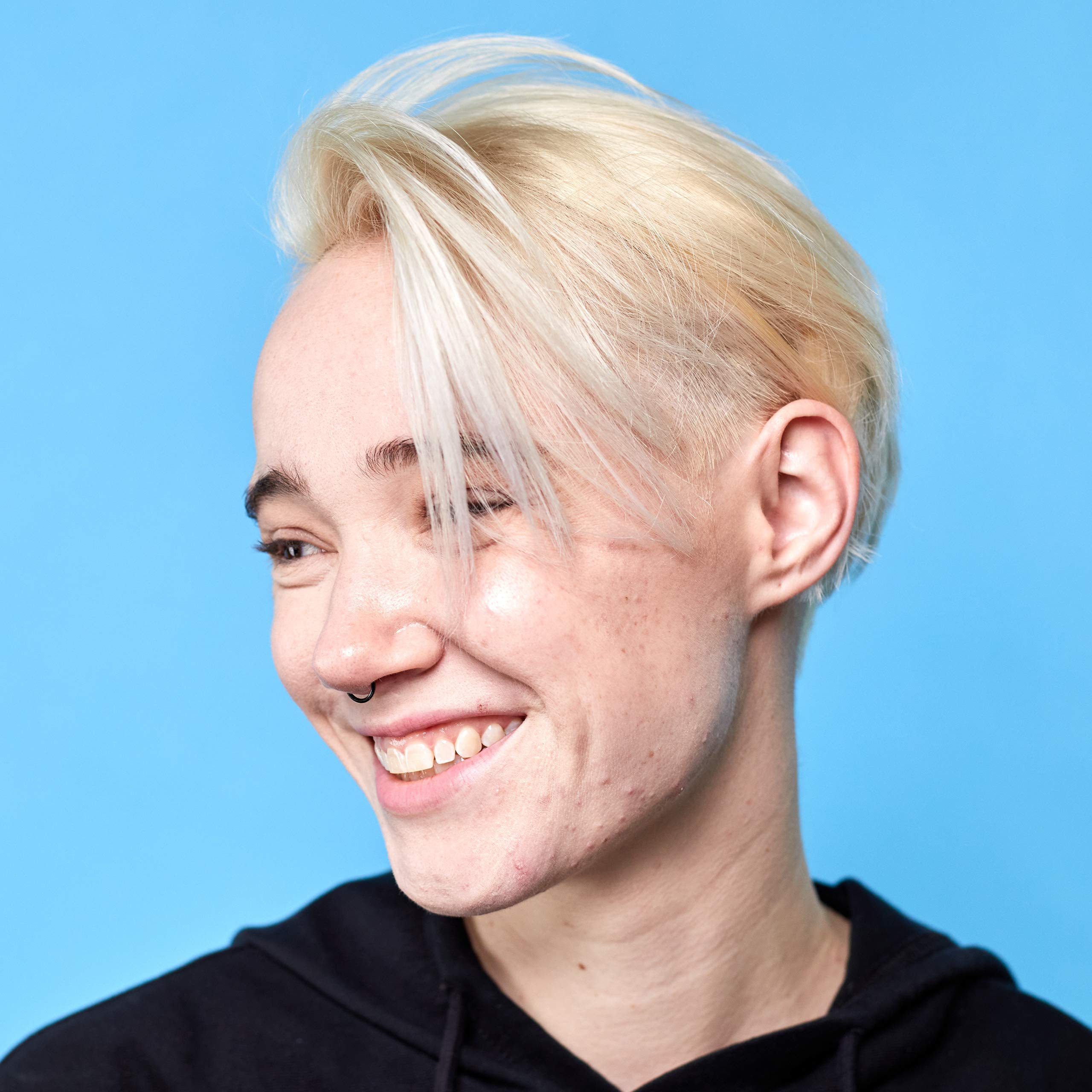 User applies conditioner after shampoo, waiting 2–3 minutes for best results