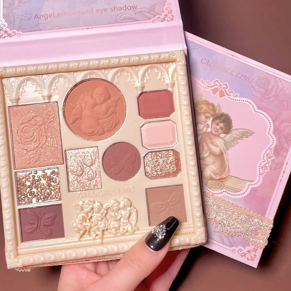 Palette Ombres Embossée Ange, 10 couleurs mats et pailletées pour tous les styles.