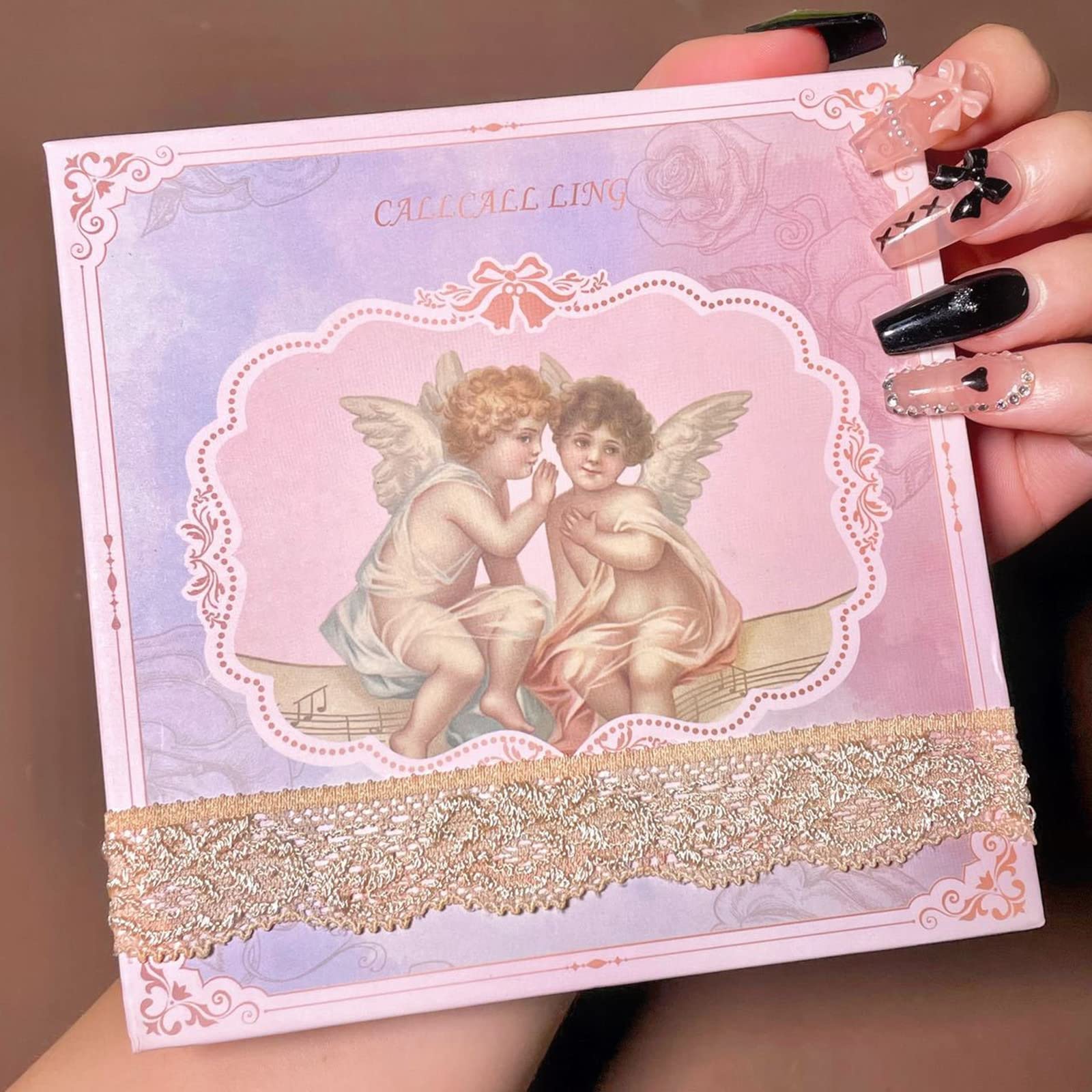 Palette Ombres Embossée Ange, adaptée à tous les tons de peau grâce à des teintes polyvalentes.
