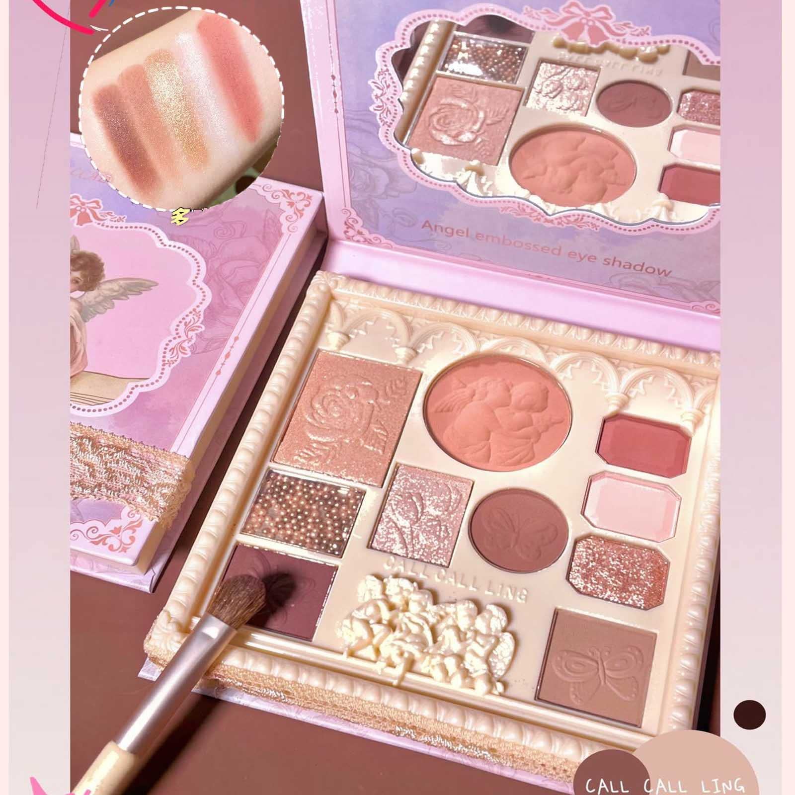 Palette Ombres Embossée Ange avec miroir intégré pratique pour retouches en déplacement.