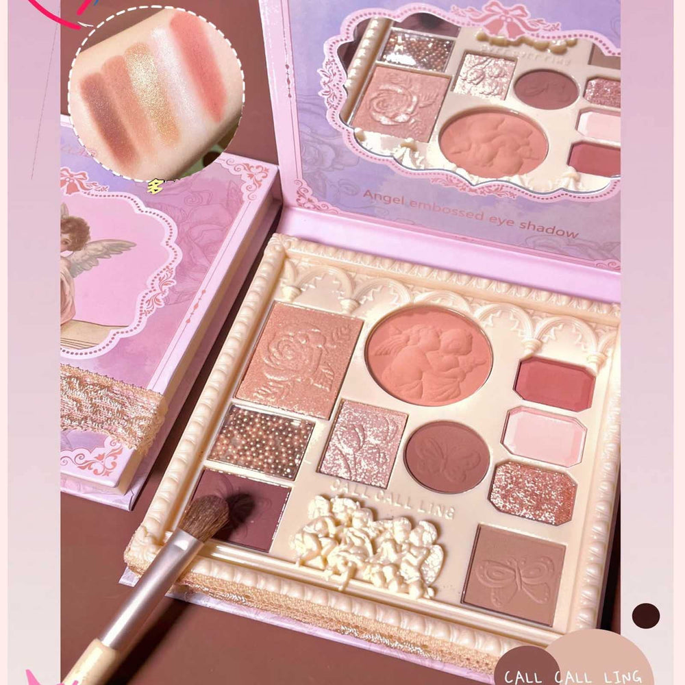 Palette Ombres Embossée Ange avec miroir intégré pratique pour retouches en déplacement.