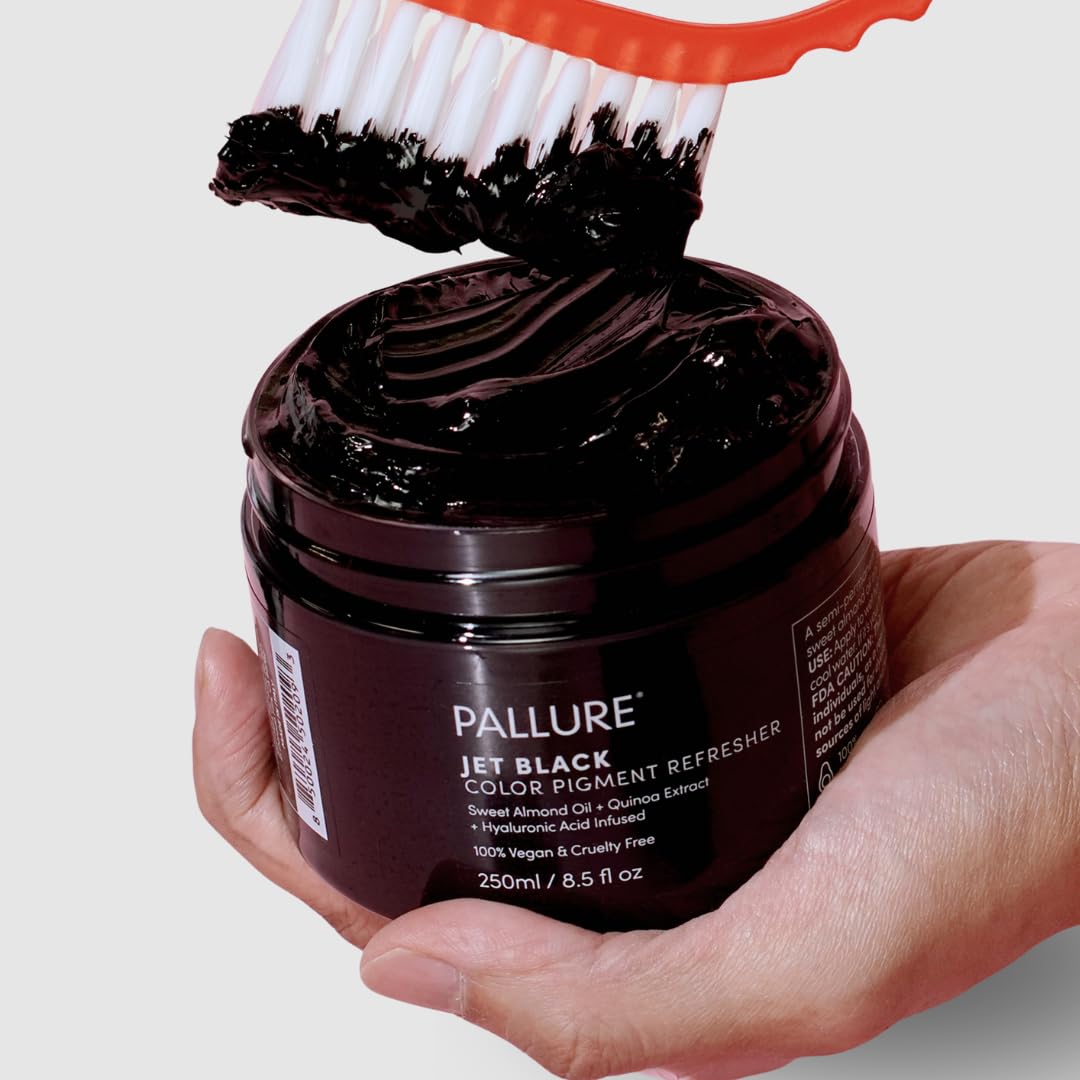 Pallure Jet Black pigment refresher application gloves for precise use.