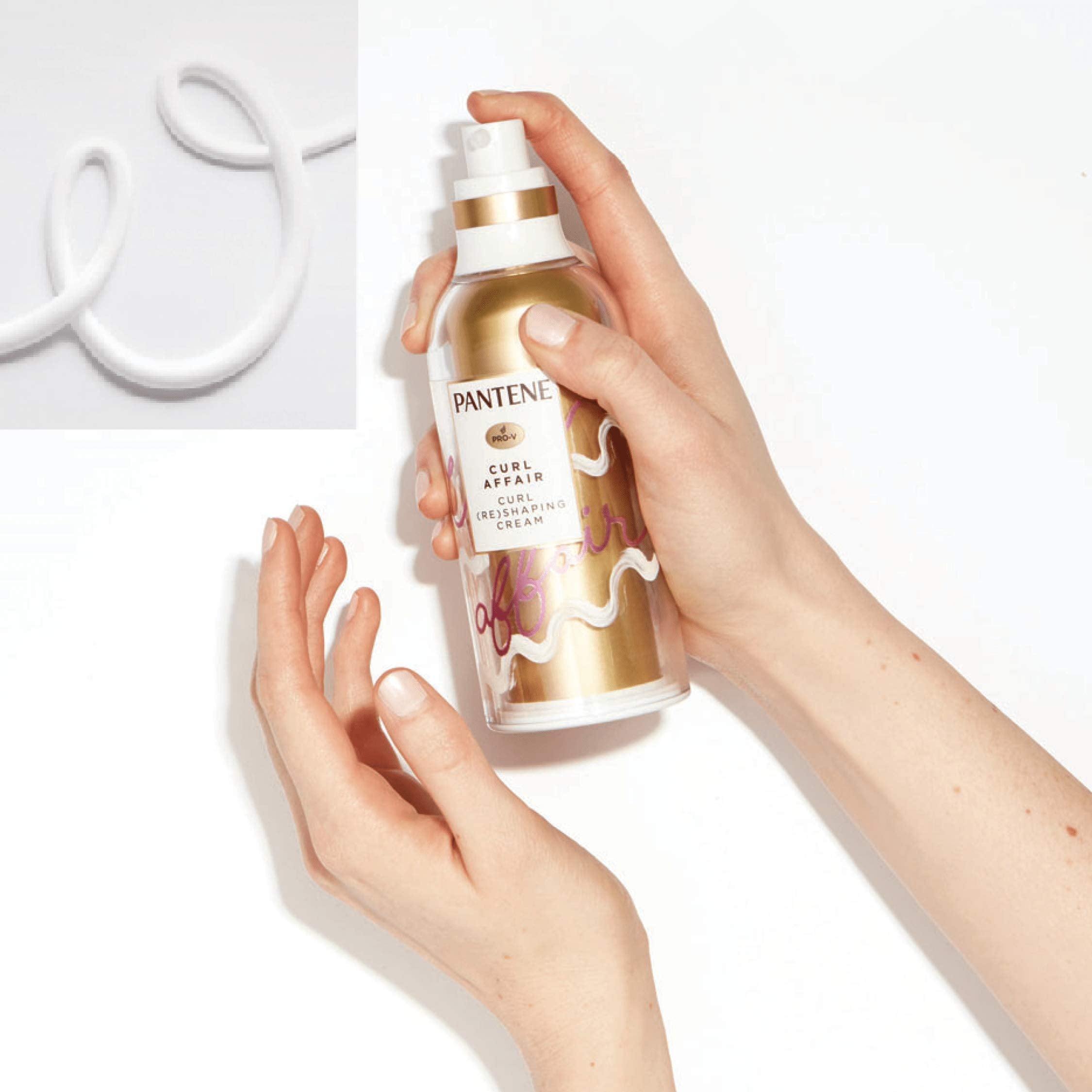 Effet anti-frizz avec Pantene Waterless Curl Affair pour des boucles plus lisses.