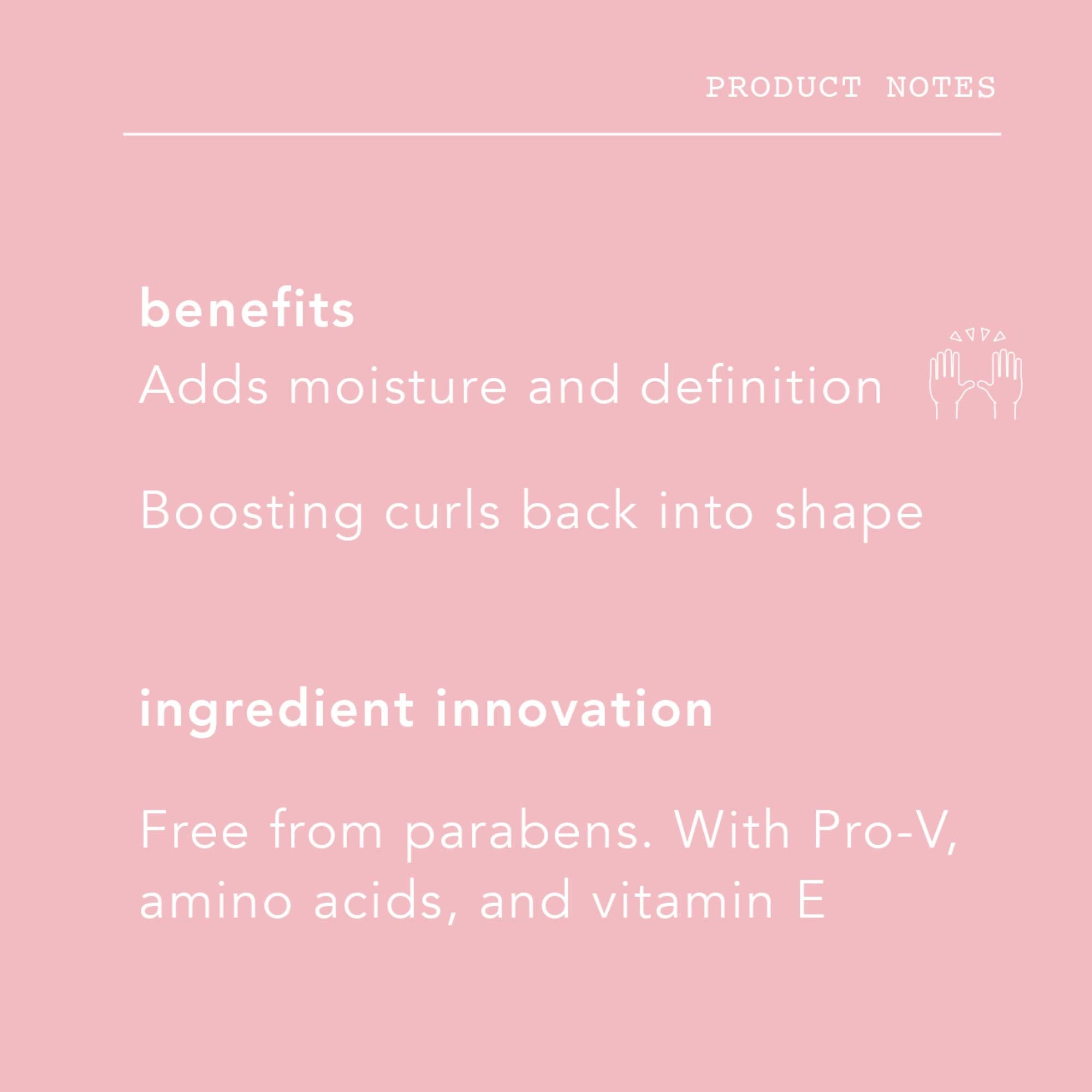 Texture hydratante Pantene Waterless Curl Affair prête à être appliquée sur les cheveux.