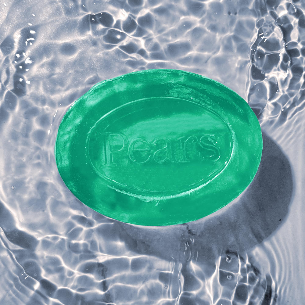 Pears glycerin soap demonstrates skin-friendly moisture during washing.