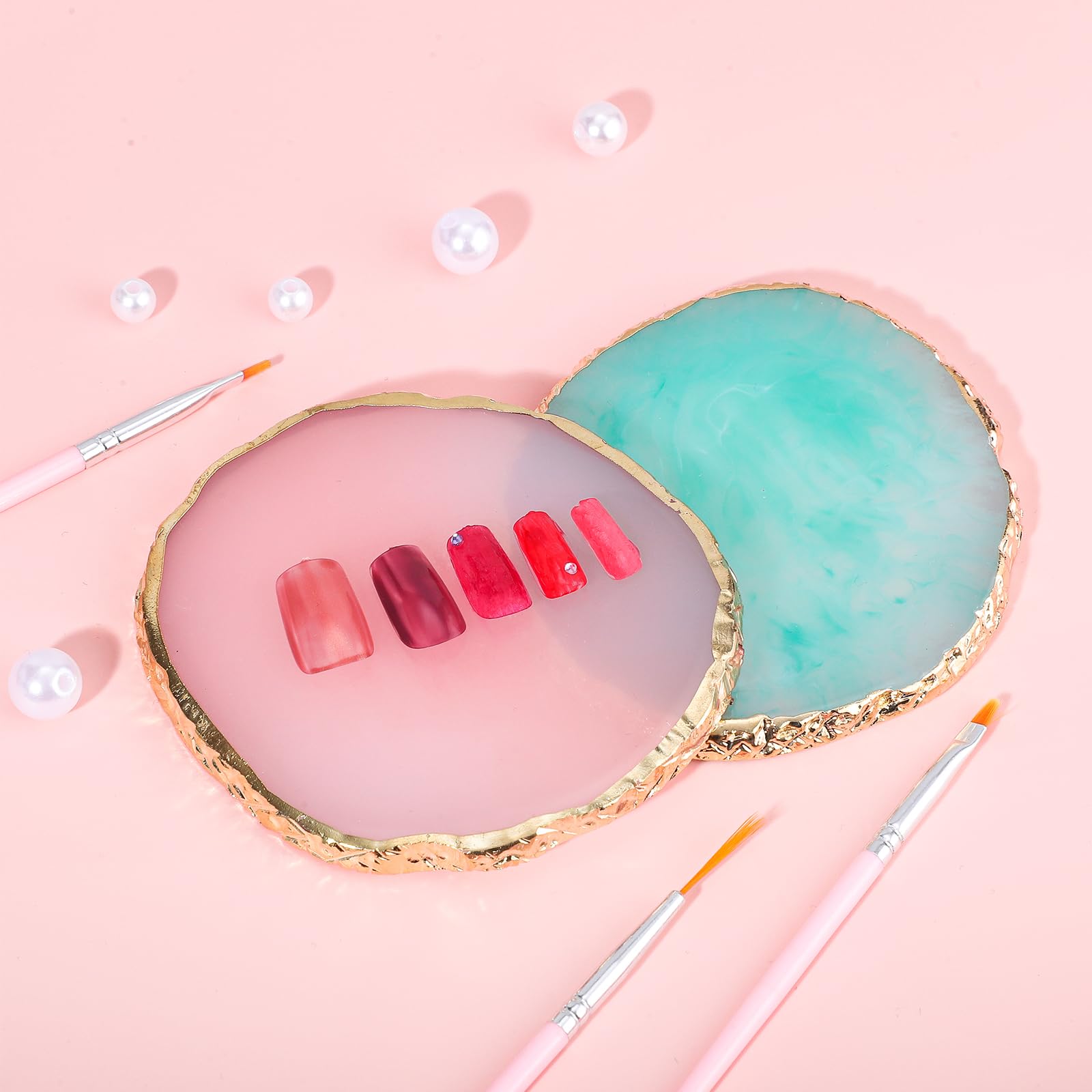 Generous mixing surface to blend polishes, gels, and pigments.