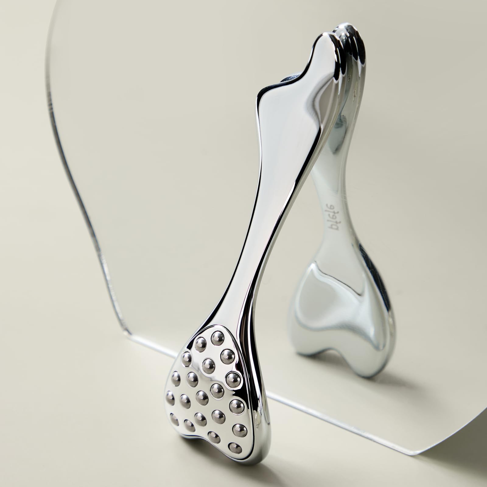 Pfefe dolphin roller features 20 mini rotating balls for precise facial massage.