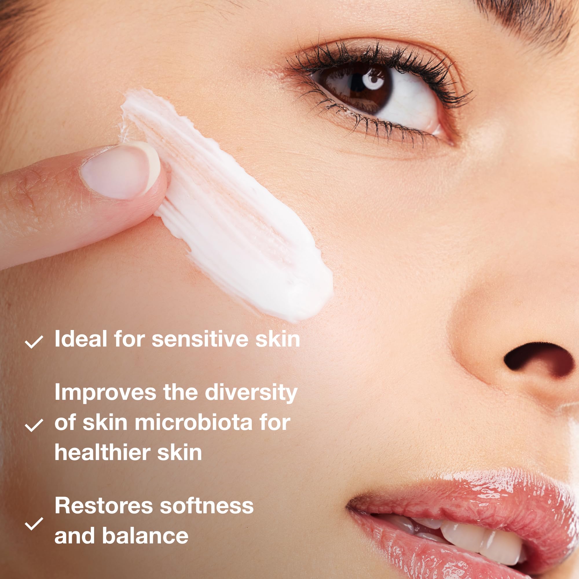 Phytomer Douceur Marine jar open highlights creamy, nourishing formula for dry skin.