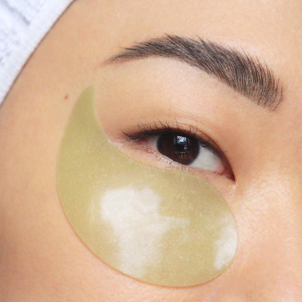 Pixi DetoxifEYE included spatula enables easy patch separation and precise application.