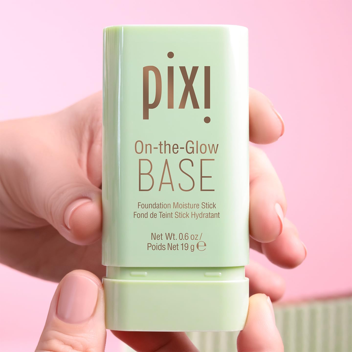 Pixi On-the-Glow Base compact delivers a soft everyday glow for quick routines.