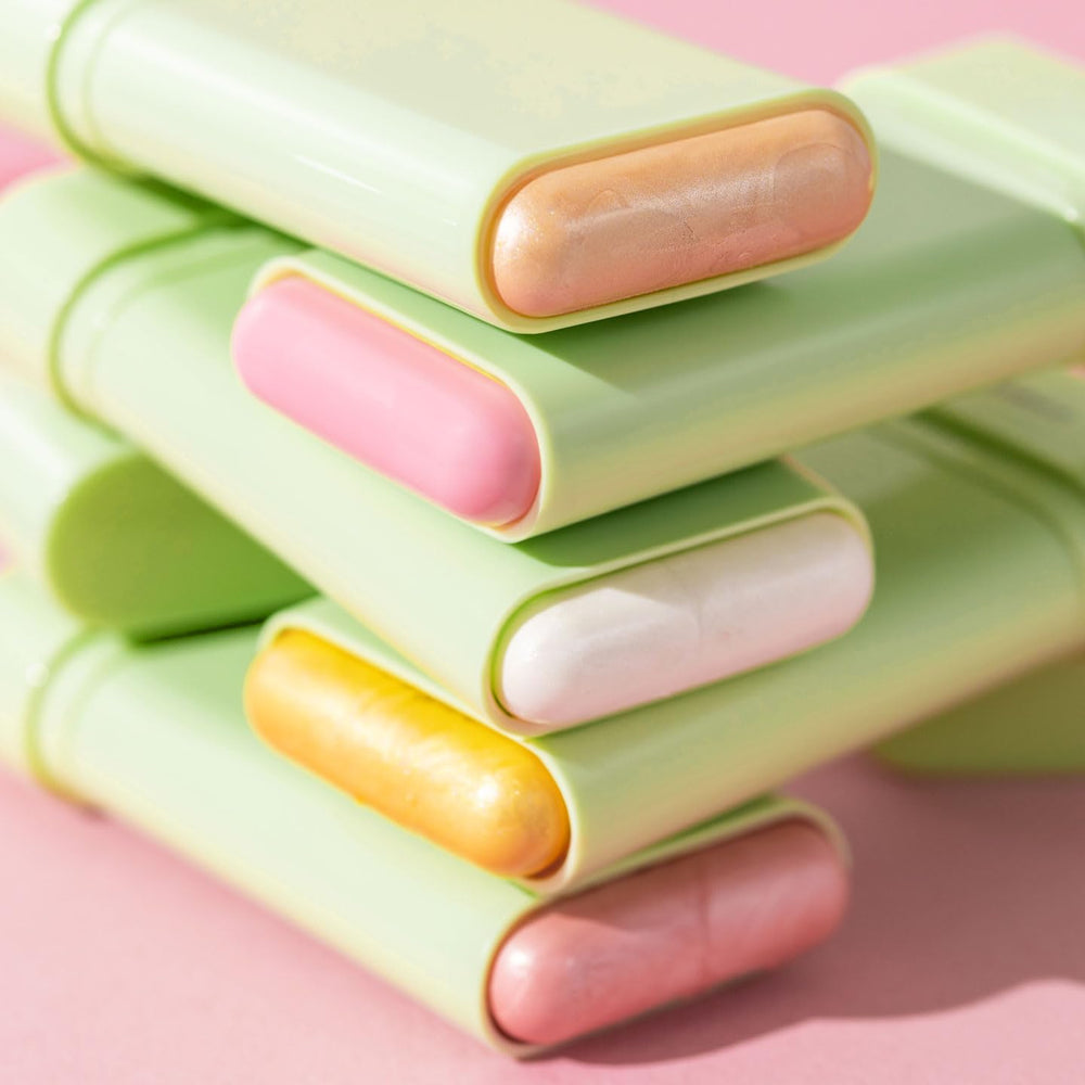 Compact cap of Pixi IcePearl highlighter ready for travel and touch-ups.