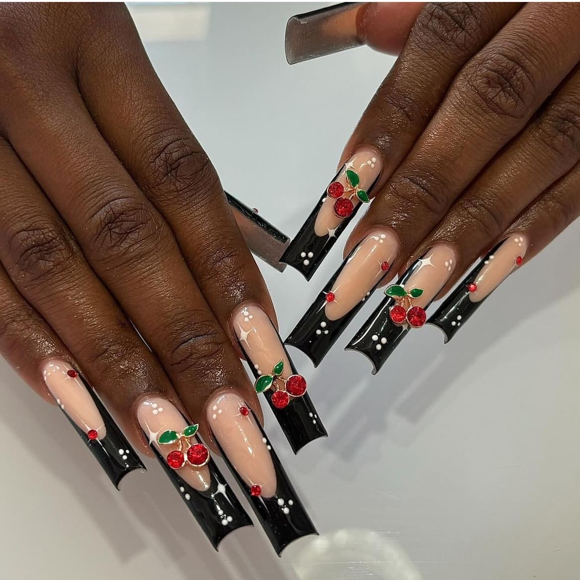 Pizadix gold embellishments for premium nail décor and shine.