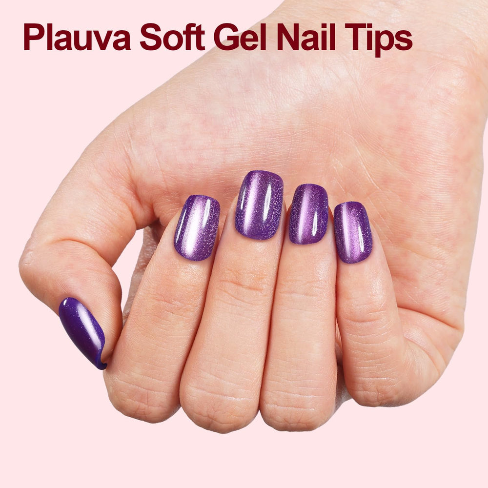 Glossy glitter cat eye finish on Plauva nails adds shine