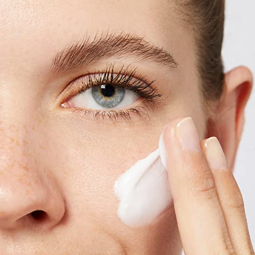 Polåar Polar Night Revitalizing Cream application on skin demonstrates smoothing overnight hydration.