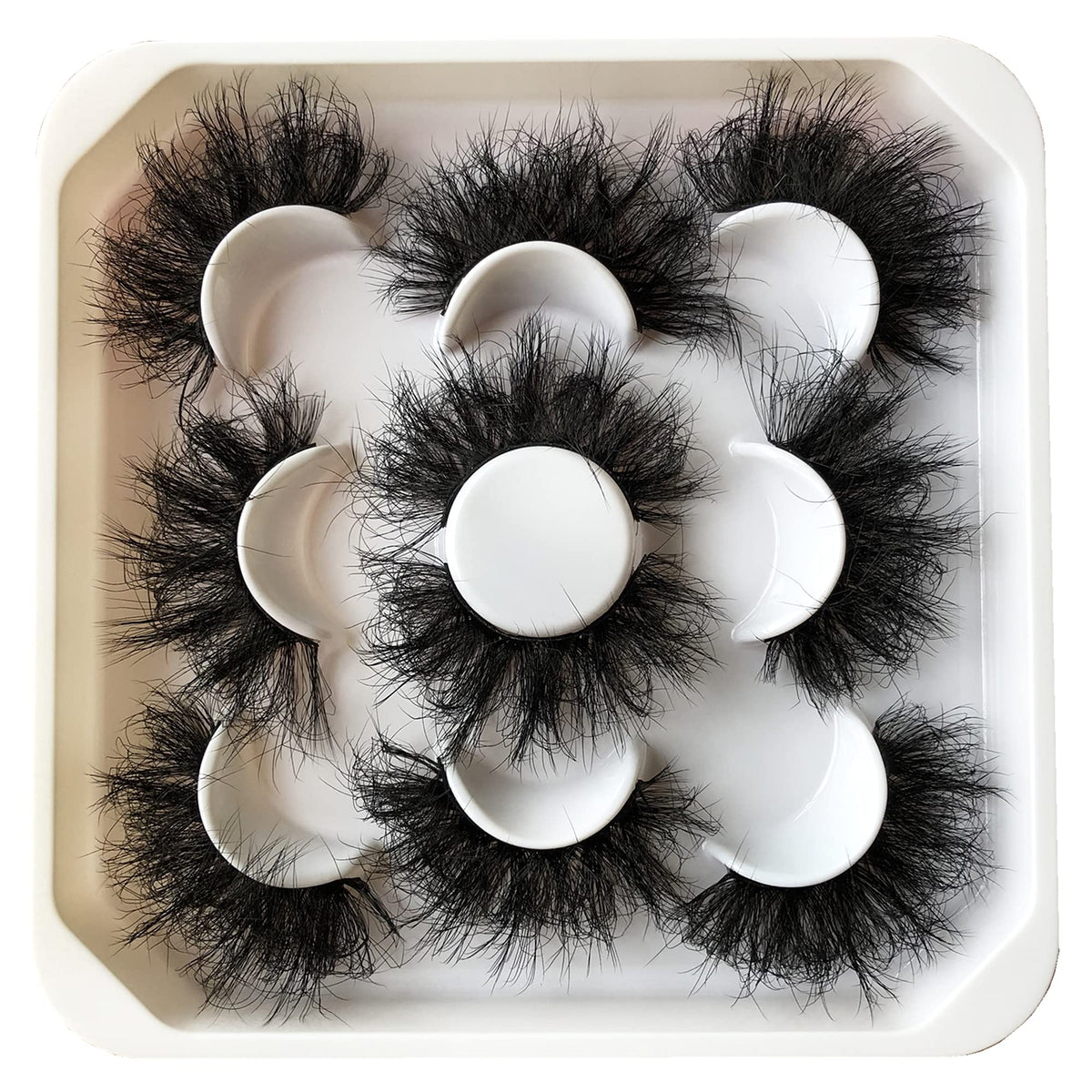 Pooplunch 25mm volume lashes closeup, bold flutter for dramatic eyes.