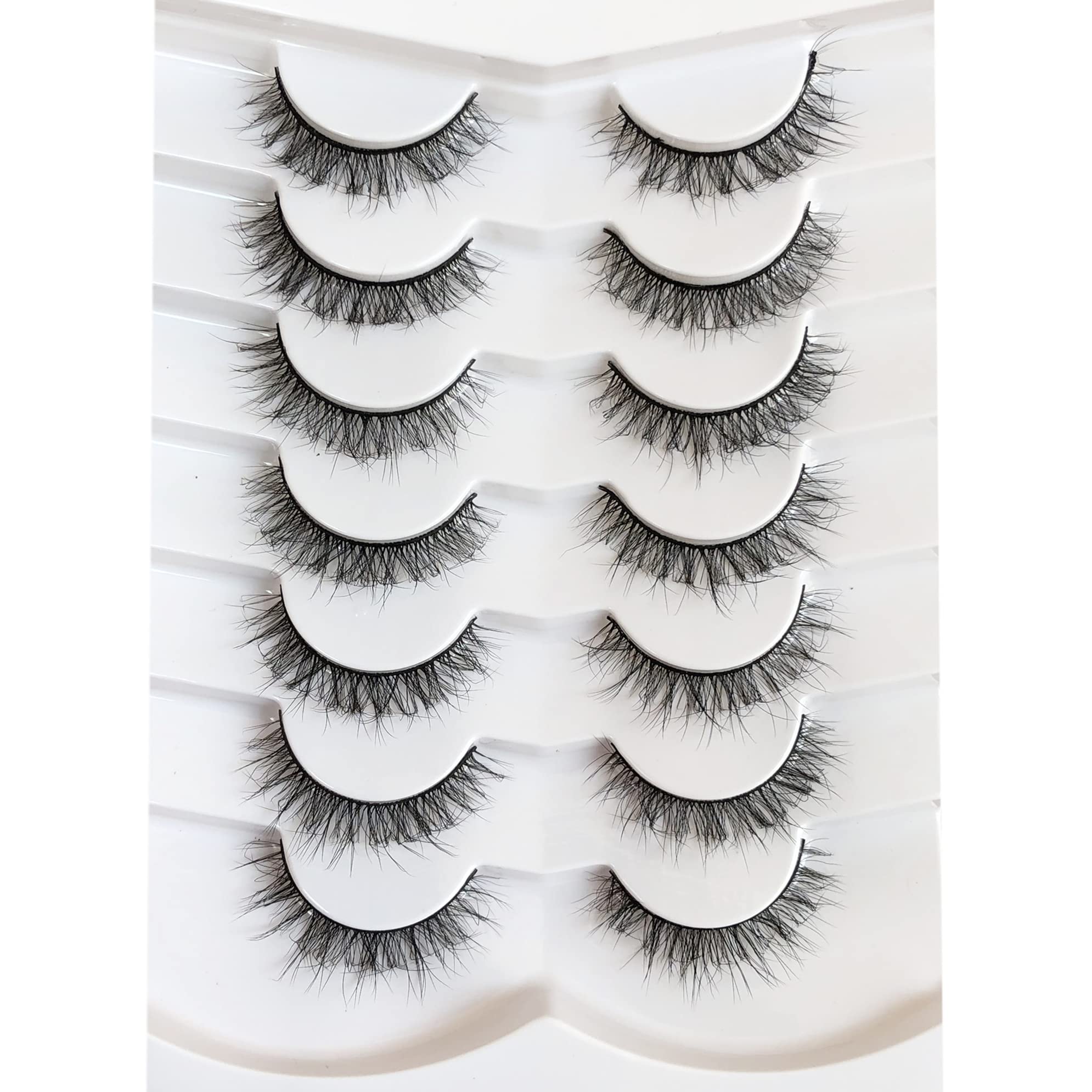 Pooplunch 8D silky lashes close-up showing natural volume and flutter.