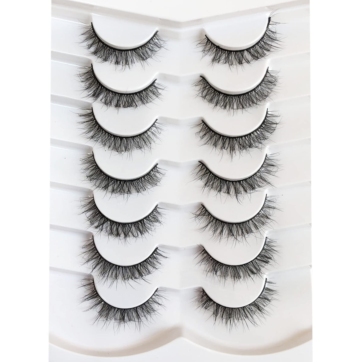 Pooplunch 8D silky lashes close-up showing natural volume and flutter.