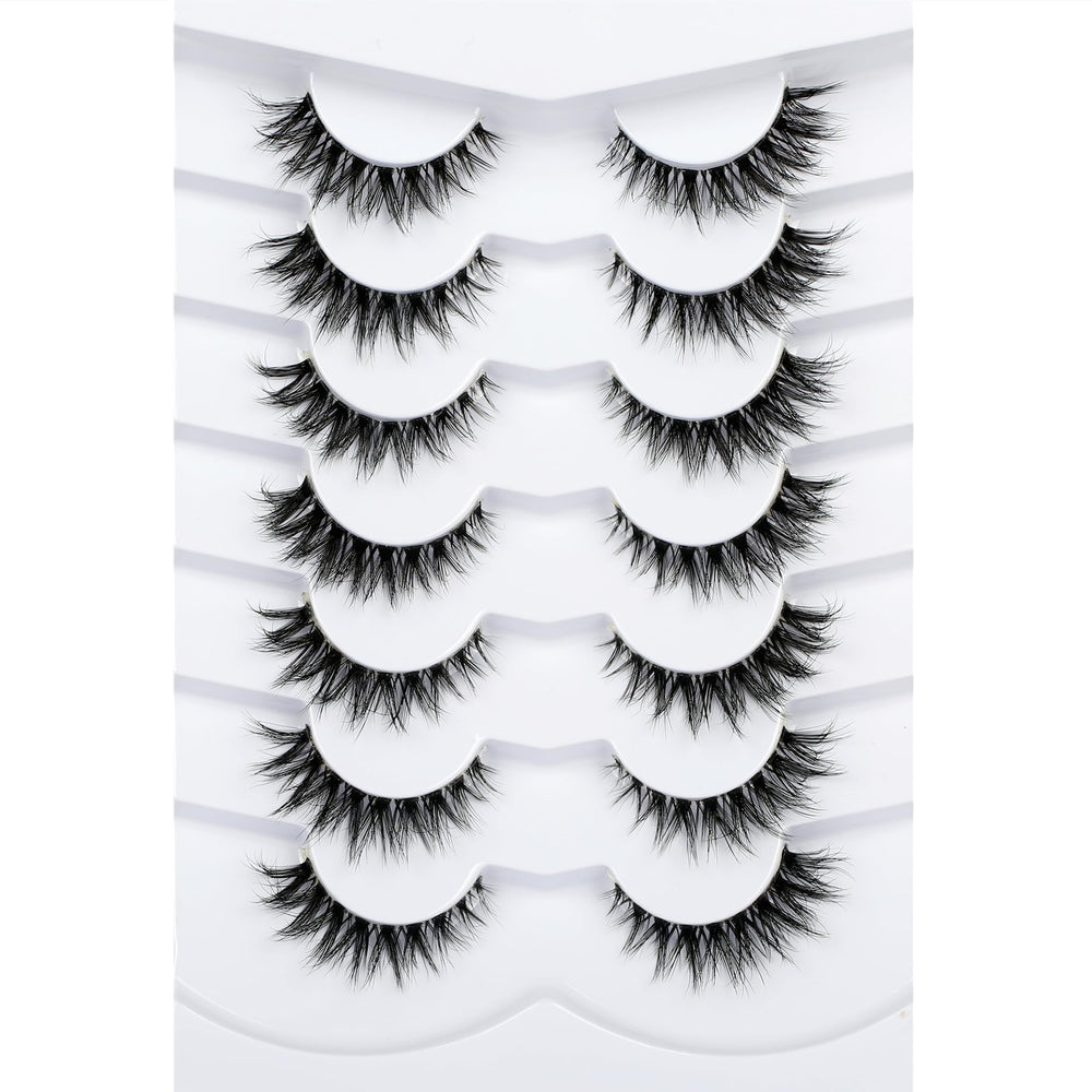 Pooplunch false eyelashes with invisible band for a natural cat-eye look.